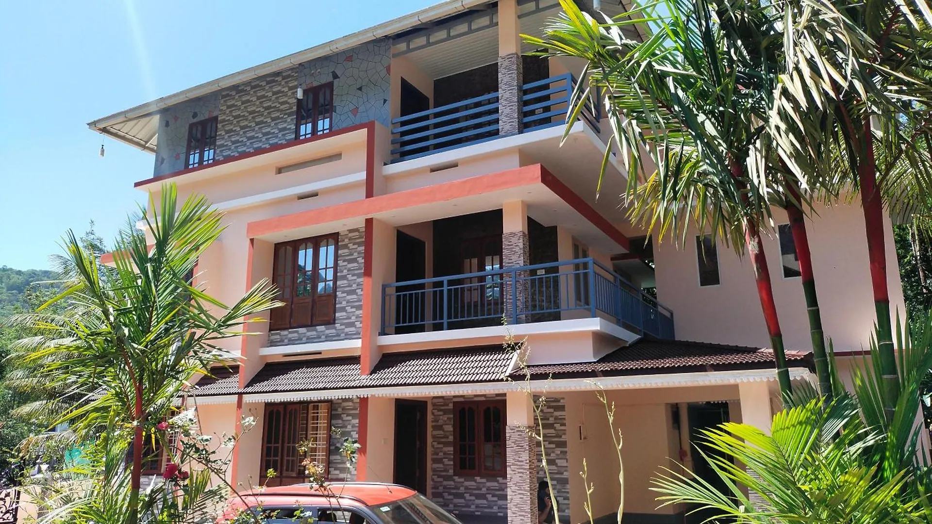 Kombans Misty Valley Munnar Homestay